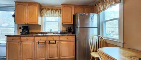 Køleskab, køkkentøj/tallerkener/redskaber