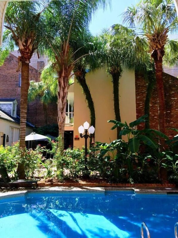 Ulkouima-allas avoinna 10.00–22.00, aurinkotuoleja