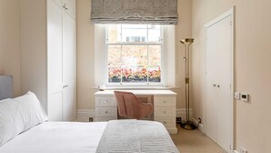Basic-Apartment, 1 Doppelbett | 1 Schlafzimmer, Schreibtisch, laptopgeeigneter Arbeitsplatz