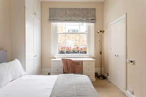 Leilighet – basic, 1 dobbeltseng | 1 soverom, skrivebord, skrivebord for bærbar PC og strykejern/-brett