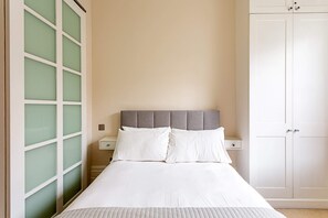 Basic-Apartment, 1 Doppelbett | 1 Schlafzimmer, Schreibtisch, laptopgeeigneter Arbeitsplatz
