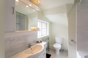 Basic Apartment, 1 Double Bed | Bathroom