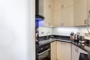 Basic Apartment, 1 Double Bed | Private kitchen