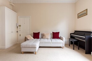 Eenvoudig appartement, 1 tweepersoonsbed | Woonruimte | Televisie