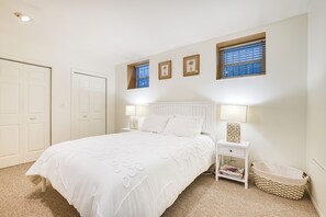 1 chambre, bureau, fer et planche à repasser, accès Internet