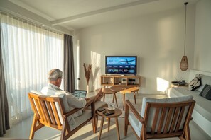 82-inch Smart TV with satellite channels, heated floors