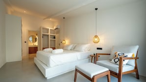 Ein modernes Schlafzimmer mit einem Bett, einem Holzstuhl und einem kleinen Tisch.