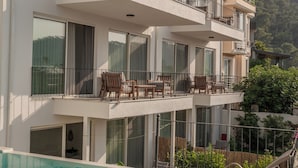 Ein mehrstöckiges Hotel mit Pool, Außenbereich und Balkonen.