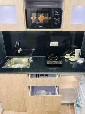 Kühlschrank, Mikrowelle, Herdplatte, Wasserkocher mit Kaffee-/Teezubehör