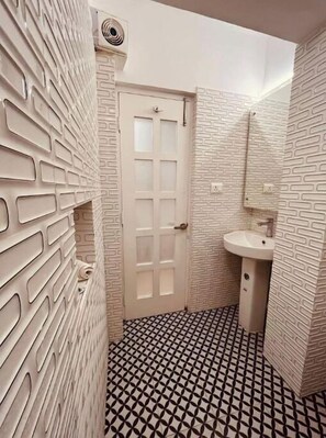 Dusche, Haartrockner, Bidet, Handtücher