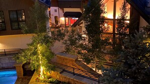 Ett bostadsområde med en swimmingpool, ett bubbelbad och utsikt över ett bergskedja.