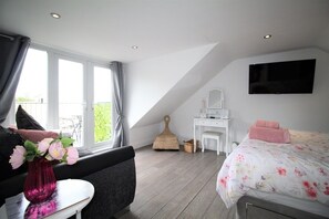 4 bedrooms, desk, iron/ironing board, travel cot - Norham near Berwick - Sleeps 8 - 2 Bathrooms - 15 Mins Beach - Dog Friendly (Berwick-upon-Tweed)