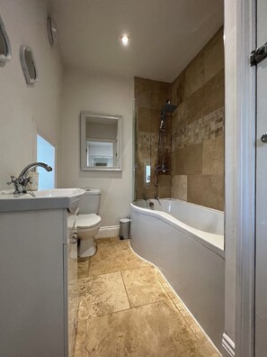 Shower, hair dryer, towels, soap - Norham near Berwick - Sleeps 8 - 2 Bathrooms - 15 Mins Beach - Dog Friendly (Berwick-upon-Tweed)