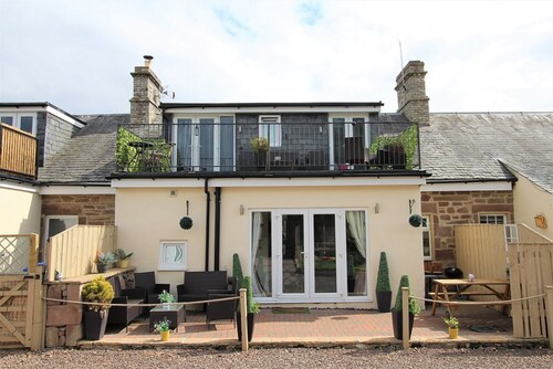 Norham near Berwick - Sleeps 8 - 2 Bathrooms - 15 Mins Beach - Dog Friendly
