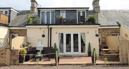 Norham near Berwick - Sleeps 8 - 2 Bathrooms - 15 Mins Beach - Dog Friendly