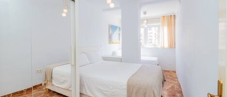 3 slaapkamers, een strijkplank/strijkijzer, gratis wifi, beddengoed