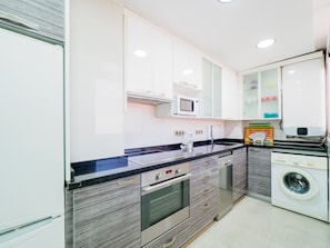 Kühlschrank, Mikrowelle, Ofen, Geschirrspüler
