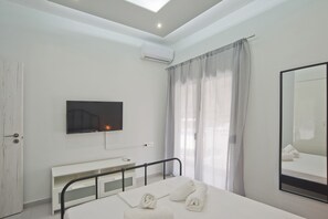 1 bedroom, iron/ironing board, WiFi, bed sheets - Sofia's Home Piraeus Modern, Reno, Fully Equipped (Piraeus)
