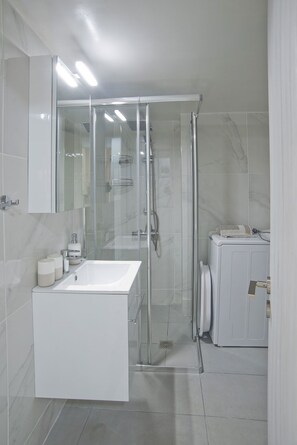 Dusj, hårføner, håndklær og såpe