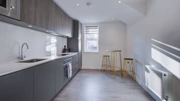 Appartamento Premium | Cucina privata | Frigorifero con congelatore, microonde, forno, piano cottura