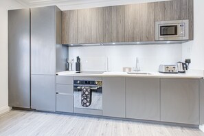 Family Apartment | Private kitchen | Full-sized fridge, microwave, oven, stovetop - Hybrid Resi Fulham (London)