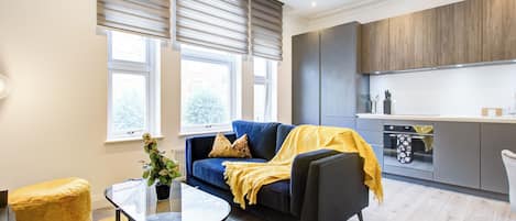 Business appartement | Woonruimte | Een 43-cm smart-tv met digitale zenders en een computerscherm