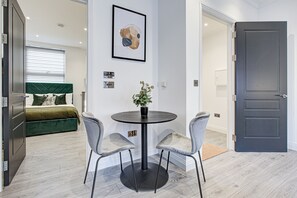 Business Apartment | Egyptian cotton sheets, premium bedding, in-room safe, desk - Hybrid Resi Fulham (London)