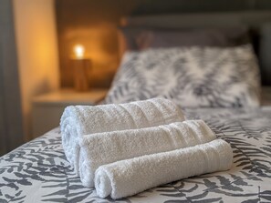 Badewanne, Haartrockner, Handtücher