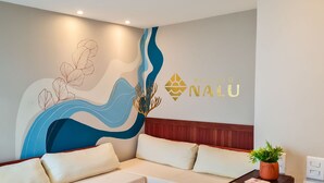 A modern hotel room with a large wall mural, a wooden headboard, and a potted plant. - Qavi - Recanto Nalu (Tibau do Sul)