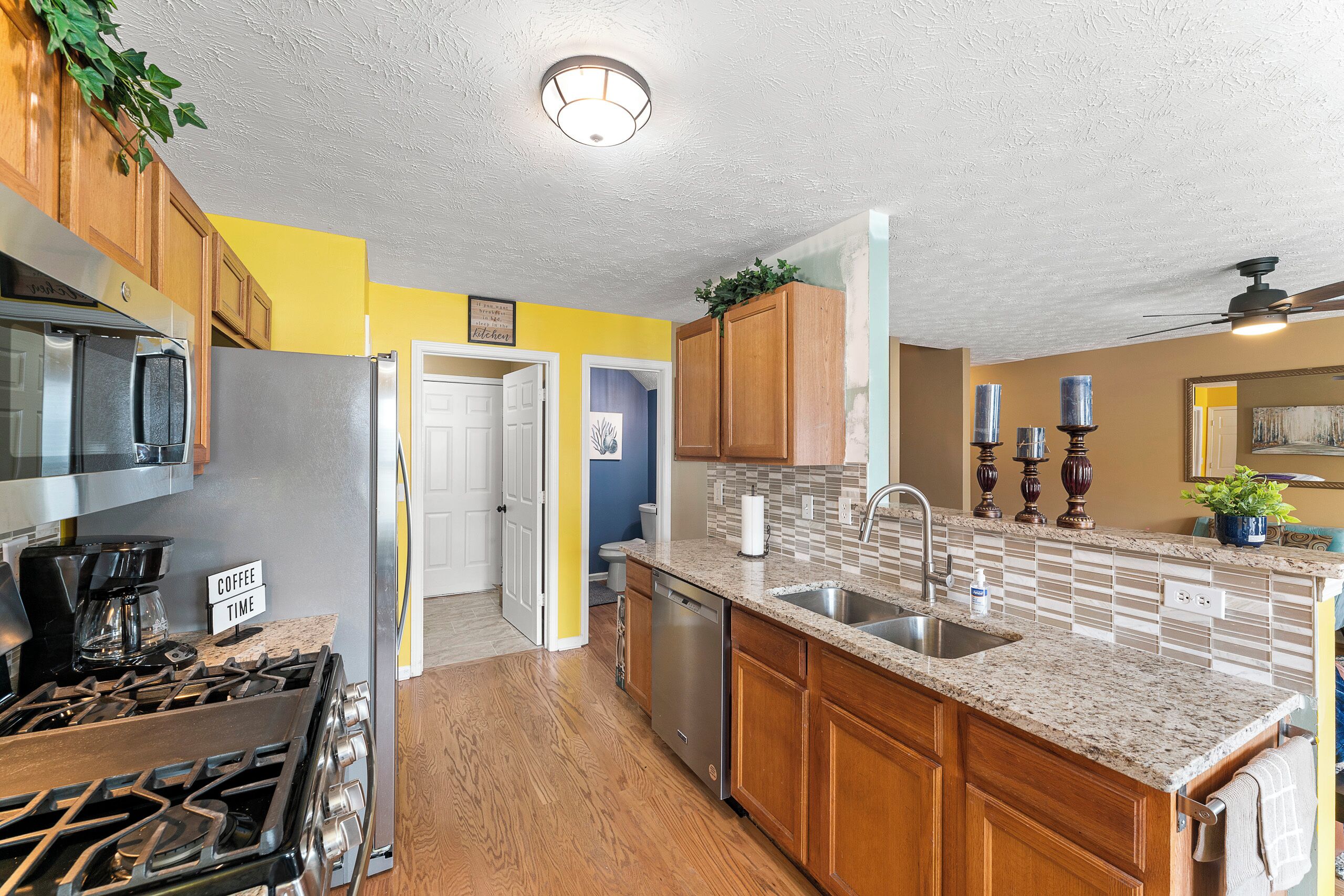 Modern & Cozy 3 Beds W. Private Garage & Driveway