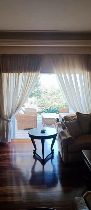 Smart TV, fireplace, stereo - Athenian Country House Retreat.
 (Markopoulo Mesogaias)