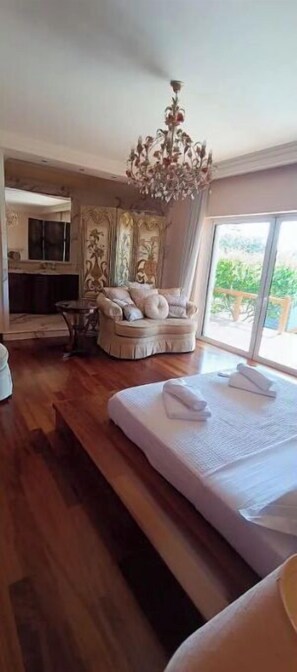 3 bedrooms, in-room safe, iron/ironing board, WiFi - Athenian Country House Retreat.
 (Markopoulo Mesogaias)