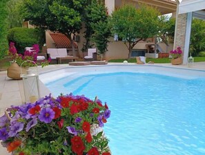 Una piscina al aire libre