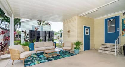 Fully-Stocked Cozy Tropical Cottage-4 mi to Disney