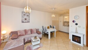 Una sala de estar moderna con un sofá, una mesa de comedor y una chimenea.