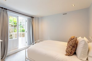 2 bedrooms, desk, laptop workspace, iron/ironing board - Two Bed Notting Hill Gem (London)