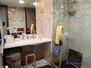 Secador de cabelo, toalhas de banho, sabonete, shampoo