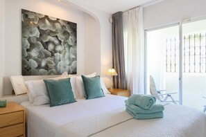 3 chambres, coffres-forts dans les chambres, fer et planche à repasser