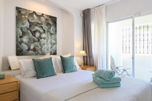 3 chambres, coffres-forts dans les chambres, fer et planche à repasser