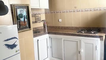 Een koelkast, een oven, een waterkoker, een broodrooster