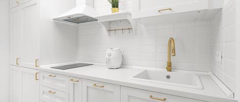 Een koelkast, een koffiezetapparaat/waterkoker, een waterkoker