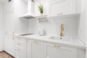 Køleskab, kaffe-/temaskine, elkedel, køkkentøj/tallerkener/redskaber