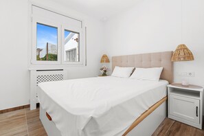 Tabla de planchar con plancha, wifi gratis y ropa de cama