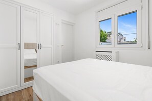 Iron/ironing board, free WiFi, bed sheets