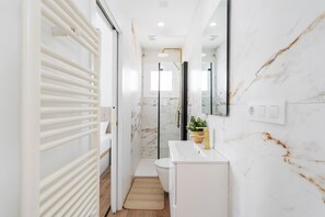 Regadera, secadora de cabello, toallas