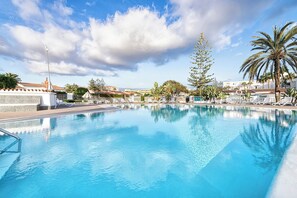 Outdoor pool, a heated pool - Bungalow los Arcos 97 (San Bartolomé de Tirajana)