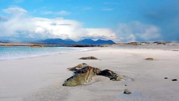 A beach with large rocks and mountains in the background. - Luxury Sea View Cottage: Ballyconneely, Clifden, Connemara, Galway. (Clifden)