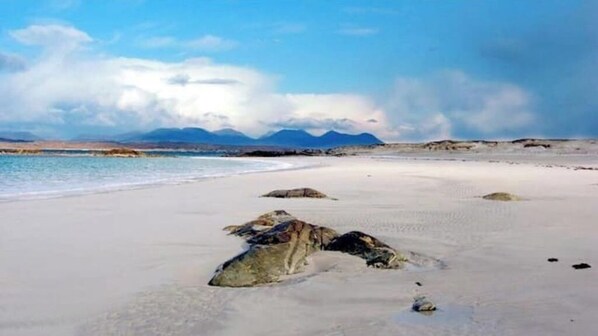 On the beach - Luxury Sea View Cottage: Ballyconneely, Clifden, Connemara, Galway. (Clifden)