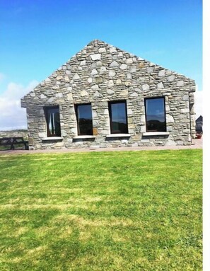 Exterior - Luxury Sea View Cottage: Ballyconneely, Clifden, Connemara, Galway. (Clifden)