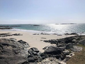 On the beach - Luxury Sea View Cottage: Ballyconneely, Clifden, Connemara, Galway. (Clifden)